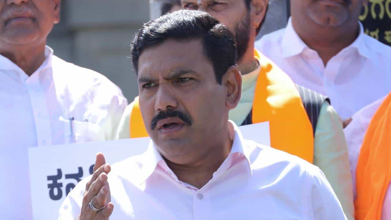 ಕಾರ್ಯಕರ್ತರ ಅಸಮಾಧನ ಬೆನ್ನಲ್ಲೇ ಎಚ್ಚೆತ್ತ ಬಿಜೆಪಿ: ಬೆಲೆ ಏರಿಕೆ ಖಂಡಿಸಿ ಸರ್ಕಾರದ ವಿರುದ್ಧ ಹೋರಾಟಕ್ಕೆ ಕರೆ ಕಾರ್ಯಕರ್ತರ ಅಸಮಾಧನ ಬೆನ್ನಲ್ಲೇ ಎಚ್ಚೆತ್ತ ಬಿಜೆಪಿ: ಬೆಲೆ ಏರಿಕೆ ಖಂಡಿಸಿ ಸರ್ಕಾರದ ವಿರುದ್ಧ ಹೋರಾಟಕ್ಕೆ ಕರೆ
