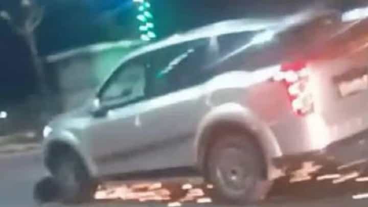ಸ್ಕೂಟಿಗೆ ಡಿಕ್ಕಿ ಹೊಡೆದು 11 ಕಿ.ಮೀ ಎಳೆದೊಯ್ದ ಕಾರು, ಭಯಾನಕ ವಿಡಿಯೋ ಸ್ಕೂಟಿಗೆ ಡಿಕ್ಕಿ ಹೊಡೆದು 11 ಕಿ.ಮೀ ಎಳೆದೊಯ್ದ ಕಾರು, ಭಯಾನಕ ವಿಡಿಯೋ