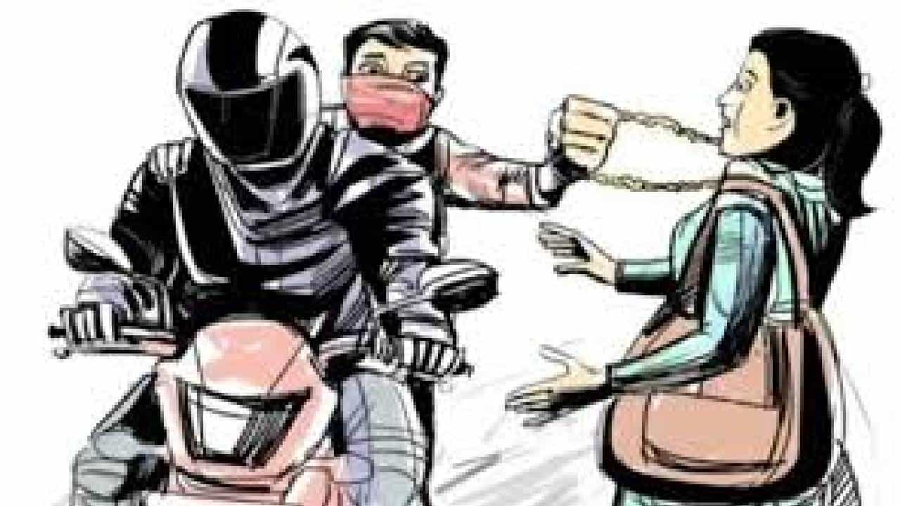 ಮಹಿಳೆಯ ಮಾಂಗಲ್ಯ ಸರ ಕದ್ದು ಪತಿಯ ತಲೆಯನ್ನು ಕಲ್ಲಿನಿಂದ ಜಜ್ಜಿದ ದುಷ್ಕರ್ಮಿಗಳು