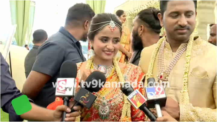 ಅಬ್ಬಬ್ಬಾ.. ಚೈತ್ರಾ ವಾಸುದೇವನ್ ಮದುವೆ ಸೀರೆ ಬೆಲೆ ಬರೋಬ್ಬರಿ 2 ಲಕ್ಷ ರೂಪಾಯಿ ಅಬ್ಬಬ್ಬಾ.. ಚೈತ್ರಾ ವಾಸುದೇವನ್ ಮದುವೆ ಸೀರೆ ಬೆಲೆ ಬರೋಬ್ಬರಿ 2 ಲಕ್ಷ ರೂಪಾಯಿ