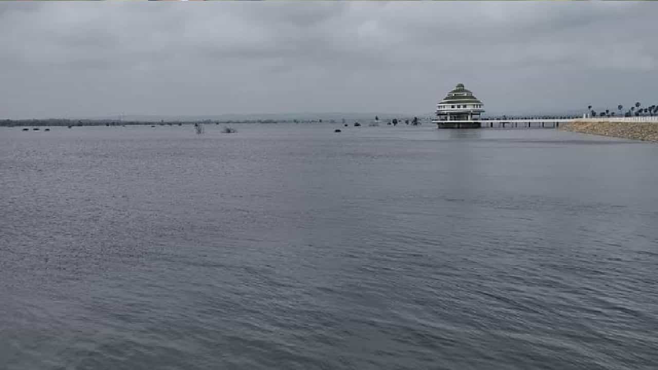 ಬೇಸಿಗೆ ತೀವ್ರಗೊಳ್ಳುತ್ತಿದ್ದಂತೆ ಕಡಿಮೆಯಾಯ್ತು ಚೆನ್ನೈನ ನೀರಿನ ಸಂಗ್ರಹ; ಸ್ಟಾಲಿನ್ ಸರ್ಕಾರ ಹೇಳಿದ್ದೇನು? ಬೇಸಿಗೆ ತೀವ್ರಗೊಳ್ಳುತ್ತಿದ್ದಂತೆ ಕಡಿಮೆಯಾಯ್ತು ಚೆನ್ನೈನ ನೀರಿನ ಸಂಗ್ರಹ; ಸ್ಟಾಲಿನ್ ಸರ್ಕಾರ ಹೇಳಿದ್ದೇನು?