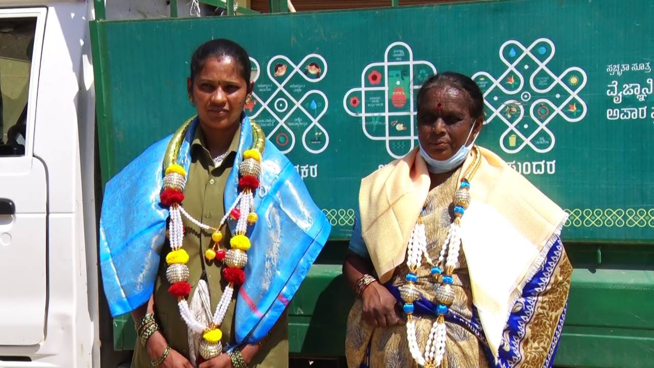 ಕಳೆದ ಆರು ತಿಂಗಳಿಂದ ಚಿಕ್ಕಬಳ್ಳಾಪುರ ತಾಲೂಕಿನ ತಿಪ್ಪೇನಹಳ್ಳಿ ಗ್ರಾಮ ಪಂಚಾಯತಿಯ ಸ್ವಚ್ಚವಾಹಿನಿಯ ರಥಸಾರಥಿಯಾಗಿ ಕಾಯಕ ಮಾಡುತ್ತಿದ್ದಾರೆ. ಪ್ರತಿದಿನವೂ ಬೆಳಿಗ್ಗೆ 6 ಗಂಟೆಗೆ ಪಂಚಾಯತಿಗೆ ಆಗಮಿಸುವ ನಂದಿನಿ, ಸಹಾಯಕಿ ಗಂಗಮ್ಮ ಜೊತೆ ಸೇರಿ ತಿಪ್ಪೇನಹಳ್ಳಿ ಗ್ರಾಮ ಪಂಚಾಯತಿಯ ಪ್ರತಿಯೊಂದು ಹಳ್ಳಿಗಳಿಗೂ ತೆರಳಿ ಕಸ ಸಂಗ್ರಹಣೆ ಮಾಡಿಕೊಂಡು ಬರುವ ಕಾಯಕ ಮಾಡುತ್ತಿದ್ದಾರೆ. ಇದರಿಂದ ಸ್ವತಃ ಗ್ರಾಮ ಪಂಚಾಯತಿ ಅಧ್ಯಕ್ಷ ಶಶಿ ಅವರು ನಂದಿನಿಯವರನ್ನು ಅಭಿನಂದಿಸಿದರು. 