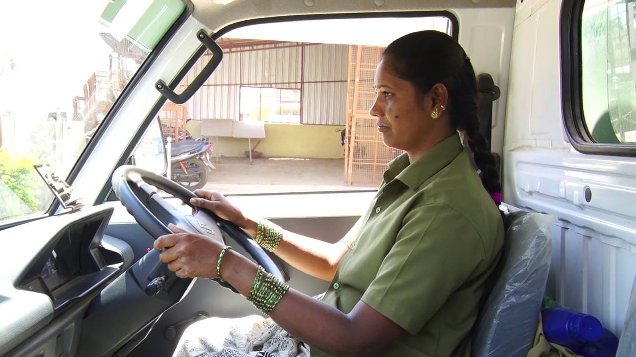 ಚಿಕ್ಕಬಳ್ಳಾಪುರ ತಾಲೂಕಿನ ತಿಪ್ಪೇನಹಳ್ಳಿ ಗ್ರಾಮದ ಪಂಚಾಯತಿಯೊಂದರಲ್ಲಿ  ಕಸ ಸಂಗ್ರಹಣೆಯ ವಾಹನ ಸ್ವಚ್ಛವಾಹಿನಿ ವಾಹನದ ಚಾಲಕಿ ನಂದಿನಿ. ಎರಡು ವರ್ಷಗಳ ಹಿಂದೆ ಪತಿ ಅನಾರೋಗ್ಯದಿಂದ ಅಕಾಲಿಕ ಮರಣಕ್ಕೀಡಾಗಿದ್ದಾರೆ. ಮುಂದೆ ಬದುಕು ಹೇಗೆ ಅನ್ನೋ ಚಿಂತೆ ಮಾಡುತ್ತ ಕೂರದೆ, ತನ್ನ ಎರಡು ಮಕ್ಕಳ ಮಕ್ಕಳ ಹಾಗೂ ತನ್ನ ಭವಿಷ್ಯಕ್ಕಾಗಿ ಪತಿ ಮಾಡುತ್ತಿದ್ದ ಚಾಲನಾ ವೃತ್ತಿಯನ್ನೇ ಆಯ್ಕೆ ಮಾಡಿಕೊಂಡಿದ್ದಾರೆ. 