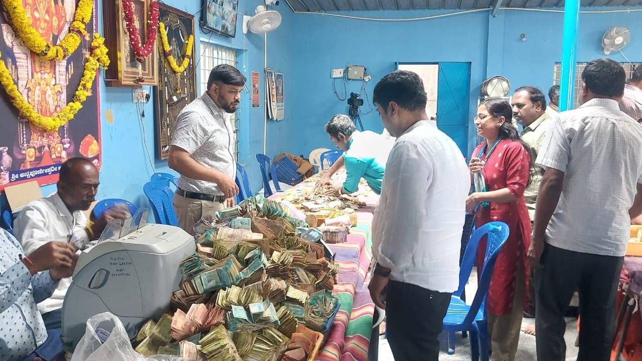 ಆದಷ್ಟು ಬೇಗ ನಾವಿಬ್ಬರೂ ಒಂದಾಗಬೇಕು. ಆಗ ಇಡೀ ಆಫೀಸ್ ನನ್ನ ಜೊತೆ ಆ ಬಗ್ಗೆ ಮಾತನಾಡಬೇಕು. ಆದಷ್ಟು ಬೇಗ ನನಗೆ ಏನು ಅವನ ಮೇಲೆ ಏನು ಫೀಲಿಂಗ್ ಇದಿಯೋ, ಅವನಿಗೂ ಅದಕ್ಕಿಂತ ಶೇ 7 ರಷ್ಟು ಜಾಸ್ತಿ ಪೀಲಿಂಗ್ಸ್ ಬರಬೇಕು" ಹೀಗೆ ಯುವತಿ ಪತ್ರ ಬರೆದು ಹುಂಡಿಯಲ್ಲಿ ಹಾಕಿದ್ದಾರೆ. ತನ್ನ ಪ್ರೇಮ ನಿವೇದನೆಯನ್ನು ದೇವರ ಮುಂದಿಟ್ಟಿದ್ದಾರೆ.