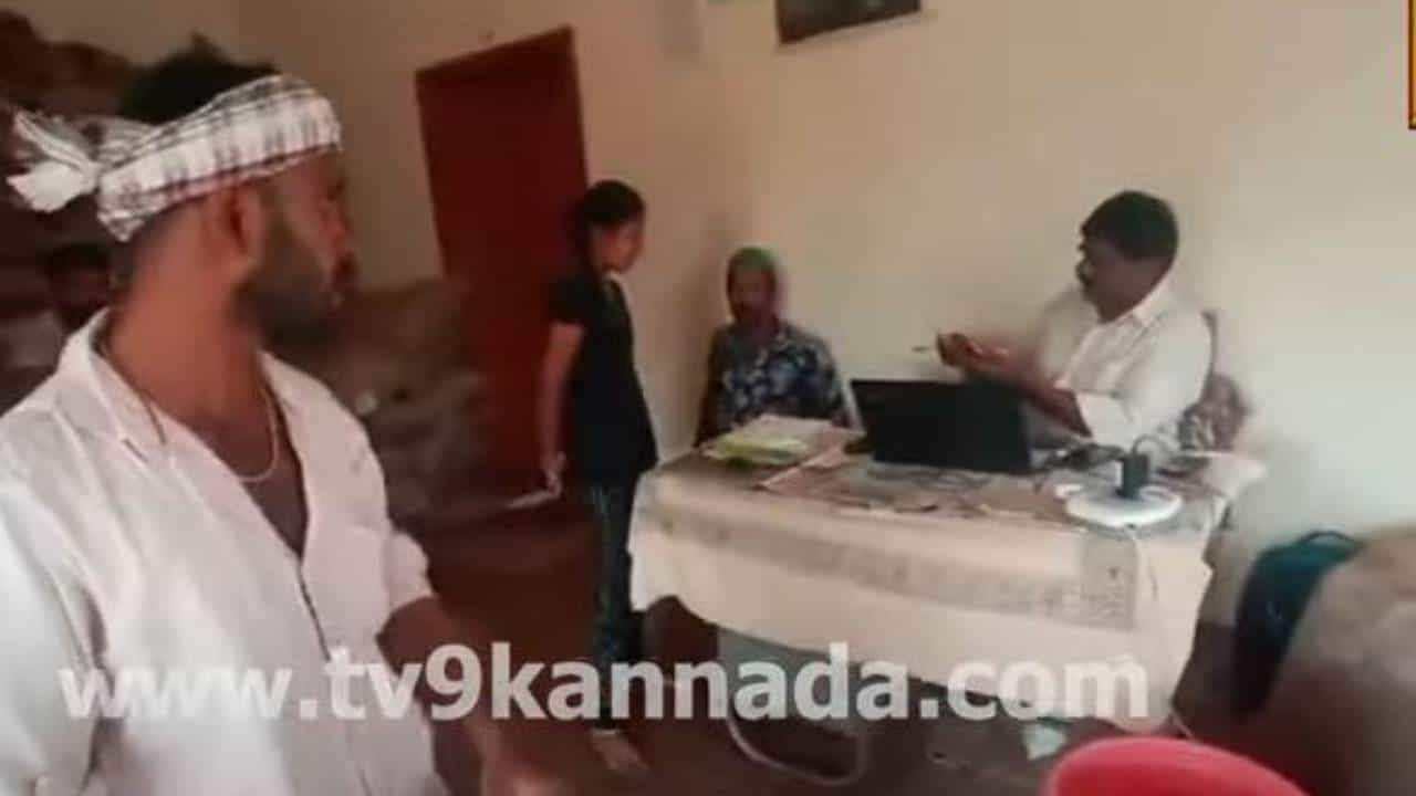 ಅಕ್ಕಿ ವಿತರಣೆಯಲ್ಲಿ ಅಂಗಡಿ ಮಾಲೀಕನಿಂದ ವಂಚನೆ, ತರಾಟೆಗೆ ತೆಗೆದುಕೊಂಡ ಮಲ್ಲೇನಹಳ್ಳಿ ಗ್ರಾಮಸ್ಥರು ಅಕ್ಕಿ ವಿತರಣೆಯಲ್ಲಿ ಅಂಗಡಿ ಮಾಲೀಕನಿಂದ ವಂಚನೆ, ತರಾಟೆಗೆ ತೆಗೆದುಕೊಂಡ ಮಲ್ಲೇನಹಳ್ಳಿ ಗ್ರಾಮಸ್ಥರು
