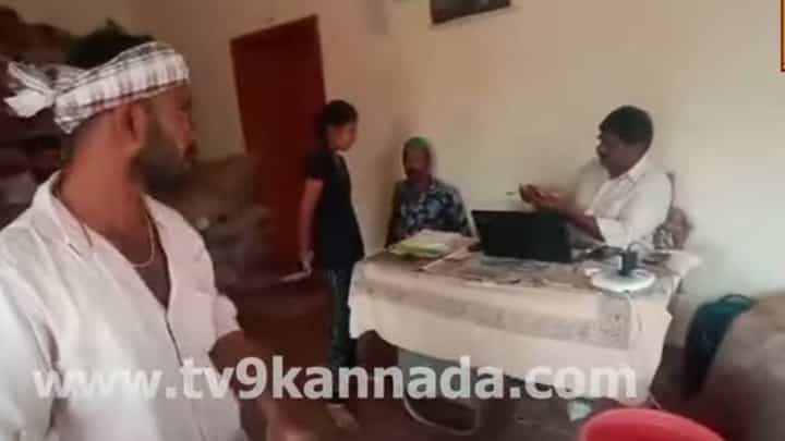 ಅಕ್ಕಿ ವಿತರಣೆಯಲ್ಲಿ ಅಂಗಡಿ ಮಾಲೀಕನಿಂದ ವಂಚನೆ, ತರಾಟೆಗೆ ತೆಗೆದುಕೊಂಡ ಮಲ್ಲೇನಹಳ್ಳಿ ಗ್ರಾಮಸ್ಥರು ಅಕ್ಕಿ ವಿತರಣೆಯಲ್ಲಿ ಅಂಗಡಿ ಮಾಲೀಕನಿಂದ ವಂಚನೆ, ತರಾಟೆಗೆ ತೆಗೆದುಕೊಂಡ ಮಲ್ಲೇನಹಳ್ಳಿ ಗ್ರಾಮಸ್ಥರು