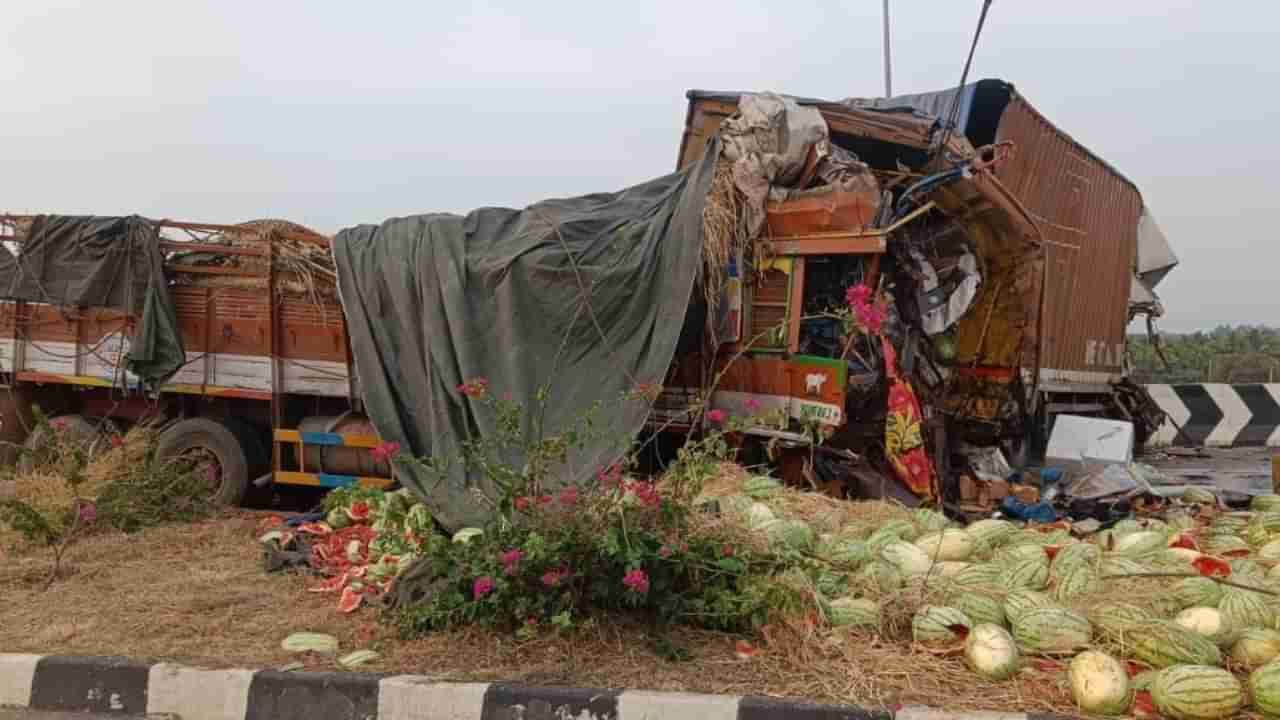 ಚಿತ್ರದುರ್ಗ: ಸಿಬಾರ ಗ್ರಾಮದ ಬಳಿ ಭೀಕರ ಅಪಘಾತ, ಲಾರಿ - ಟ್ರಕ್ ಡಿಕ್ಕಿಯಾಗಿ ಮೂವರು ಸಾವು