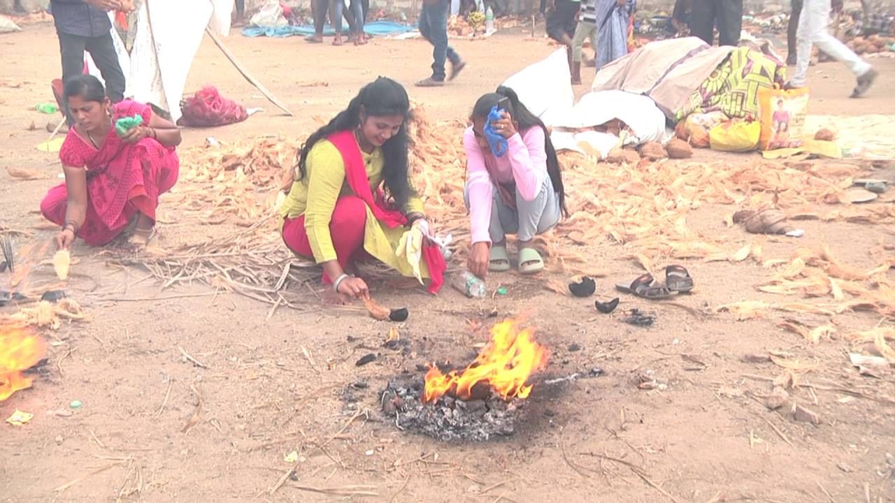 ಮತ್ತೊಂದು ಕಡೆ ದೇಗುಲದ ಬಳಿಯಲ್ಲಿ ಭಕ್ತರು ಕೊಬ್ಬರಿ ಸುಟ್ಟು ಹರಕೆ ತೀರಿಸಿದರು. ನಾಯಕನಹಟ್ಟಿಗೆ ಸಂತ 
ತಿಪ್ಪೇರುದ್ರಸ್ವಾಮಿಗಳು ಬರುವ ಸಂದರ್ಭದಲ್ಲಿ ಕತ್ತಲು ಆವರಿಸಿತ್ತಂತೆ. ಹೀಗಾಗಿ, ಕೊಬ್ಬರಿ ಸುಟ್ಟು, ಆ ಬೆಳಕಿನಲ್ಲಿ ಭಕ್ತರು ಸಂತ ತಿಪ್ಪೇರುದ್ರಸ್ವಾಮಿ ಕರೆದುಕೊಂಡು ಬರುತ್ತಾರಂತೆ. ಹೀಗಾಗಿ, ಇಂದಿಗೂ ಜಾತ್ರೆ ವೇಳೆ ಭಕ್ತರು ಕೊಬ್ಬರಿ ಸುಟ್ಟು ಬೆಳಗುವ ಮೂಲಕ ಹರಕೆ ತೀರಿಸುತ್ತಾರೆ. ಸಂತಾನ ಭಾಗ್ಯ, ಕಂಕಣ ಭಾಗ್ಯ  ಸೇರಿ ಇತರೆ ಕಷ್ಟ ಕಾರ್ಪಣ್ಯಗಳಿಗೆ ಸಂತ ತಿಪ್ಪೇರುದ್ರಸ್ವಾಮಿ ಇಂದಿಗೂ ಪರಿಹಾರ ನೀಡುತ್ತಾನೆಂಬುದು ಭಕ್ತರ ನಂಬಿಕೆ. 