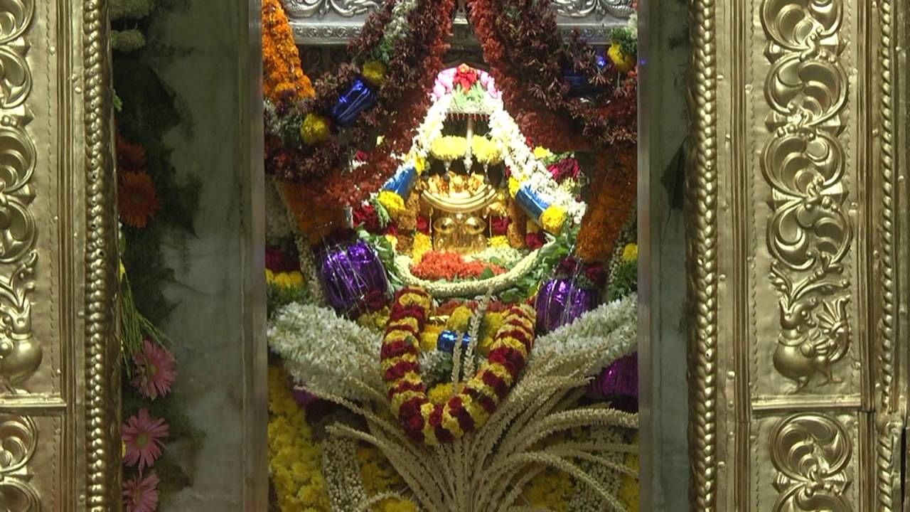 15-16ನೇ ಶತಮಾನದಲ್ಲಿ ಲೋಕ‌ಸಂಚಾರ ಹೊರಟಿದ್ದ ಸಂತ ತಿಪ್ಪೇರುದ್ರಸ್ವಾಮಿ ನಾಯಕನಹಟ್ಟಿಗೆ 
ಆಗಮಿಸುತ್ತಾರಂತೆ. ಆಗ ಭೀಕರ ಬರಗಾಲದಿಂದ ಈ ಭಾಗದ ಜನ ತತ್ತರಿಸಿರುವುದು ಕಂಡು ಹಲವು ಪರಿಹಾರ ನೀಡುತ್ತಾರೆ. ಏಳು ಕೆರೆಗಳನ್ನು ನಿರ್ಮಿಸಿ ಜನರಿಗೆ ನೆರವಾಗುತ್ತಾರೆ. ಹಲವು ಪವಾಡಗಳನ್ನು ಸೃಷ್ಠಿಸುತ್ತಾರೆ. 'ಮಾಡಿದಷ್ಟು ನೀಡು‌ ಭೀಕ್ಷೆ' ಎಂದು ಸಾರುವ ಮೂಲಕ ಕಾಯಕ ತತ್ವ ಹೇಳುತ್ತಾರೆ. ಜನರ ಕಷ್ಟಗಳಿಗೆ ಪರಿಹಾರ ನೀಡಿದ ಸಂತ ತಿಪ್ಪೇರುದ್ರಸ್ವಾಮಿ ದೈವತ್ವಕ್ಕೆ ಏರಿದ್ದಾರೆ. 