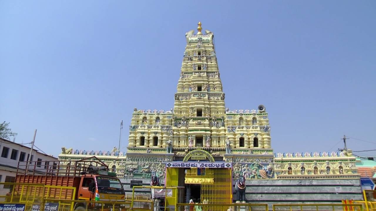ನೂರಾರು ವರ್ಷಗಳಿಂದ ಪ್ರತಿವರ್ಷ ಪವಾಡ ಪುರುಷ ತಿಪ್ಪೇರುದ್ರಸ್ವಾಮಿ ರಥೋತ್ಸವ ನಡೆಯುತ್ತಿದೆ. ಅದರಂತೆ ಈ ವರ್ಷವೂ ರಥೋತ್ಸವ ಜರುಗಿತು. ರಥೋತ್ಸವದಲ್ಲಿ ಲಕ್ಷಾಂತರ ಜನ ಭಕ್ತರು ಭಾಗಿಯಾಗಿ ಕೃತಾರ್ಥರಾದರು.‌ ಪ್ರತಿವರ್ಷ ರಥೋತ್ಸವಕ್ಕೂ ಮುನ್ನ 'ಮುಕ್ತಿ ಬಾವುಟ' ಹರಾಜು ಪ್ರಕ್ರಿಯೆ ನಡೆಯುತ್ತದೆ. ಈ ಸಲ ಬೆಂಗಳೂರಿನ ಉದ್ಯಮಿ ತೇಜಸ್ವಿ ಆರಾಧ್ಯ 63ಲಕ್ಷ ರೂಪಾಯಿಗೆ ಸಾಂಪ್ರದಾಯಿಕ ಮುಕ್ತಿ ಬಾವುಟ ಪಡೆದರು.