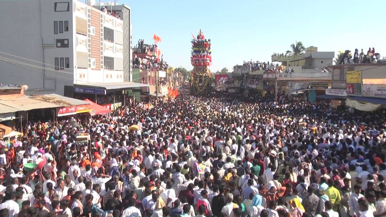 ಕೋಟೆನಾಡು ಚಿತ್ರದುರ್ಗದ ಜನರ ಆರಾಧ್ಯ ದೈವ ಸಂತ ತಿಪ್ಪೇರುದ್ರಸ್ವಾಮಿ ಜಾತ್ರೆ ಸಂಭ್ರಮದಿಂದ ಜರುಗಿದೆ. 
ಚಿತ್ರದುರ್ಗ ಜಿಲ್ಲೆ ಚಳ್ಳಕೆರೆ ತಾಲೂಕಿನ ನಾಯಕನಹಟ್ಟಿ ಗ್ರಾಮದಲ್ಲಿ ರವಿವಾರ (ಮಾ.16) ನಡೆದ ಸಂತ ತಿಪ್ಪೇರುದ್ರಸ್ವಾಮಿ ರಥೋತ್ಸವದಲ್ಲಿ ಲಕ್ಷಾಂತರ ಭಕ್ತರು ಭಾಗಿಯಾದ್ದರು. 