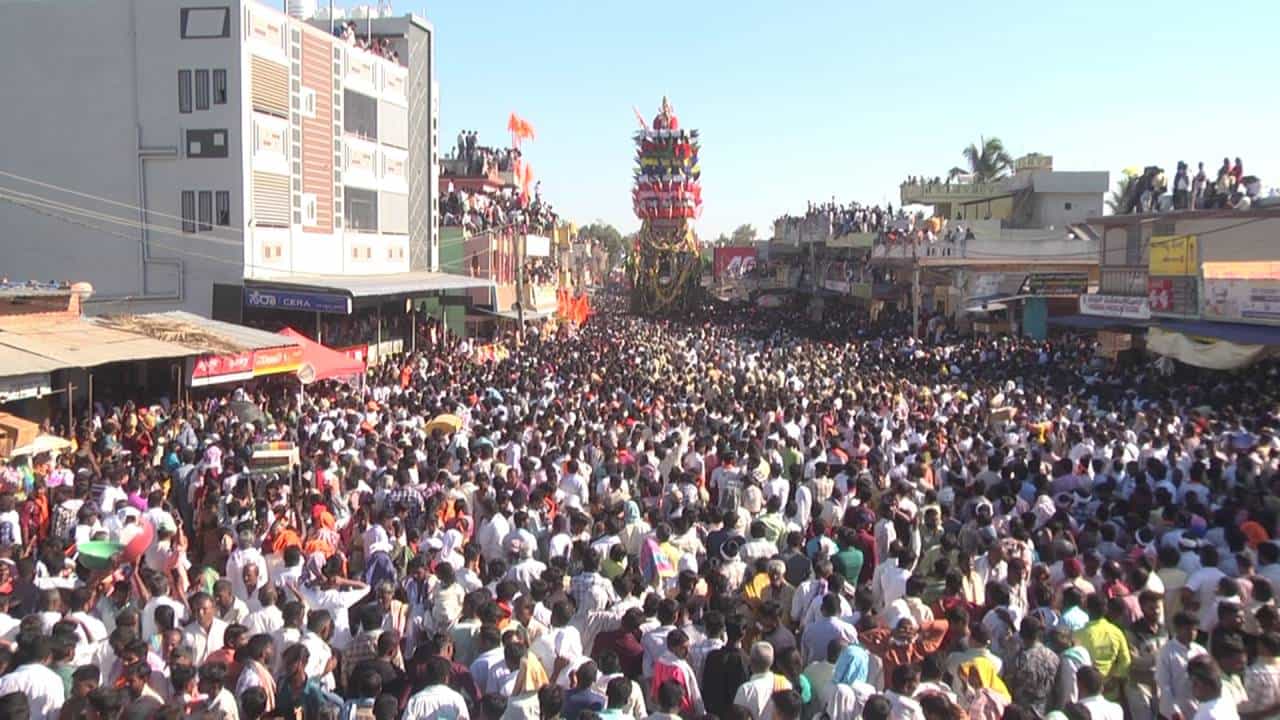 ಕೋಟೆನಾಡು ಚಿತ್ರದುರ್ಗದ ಜನರ ಆರಾಧ್ಯ ದೈವ ಸಂತ ತಿಪ್ಪೇರುದ್ರಸ್ವಾಮಿ ಜಾತ್ರೆ ಸಂಭ್ರಮದಿಂದ ಜರುಗಿದೆ.
ಚಿತ್ರದುರ್ಗ ಜಿಲ್ಲೆ ಚಳ್ಳಕೆರೆ ತಾಲೂಕಿನ ನಾಯಕನಹಟ್ಟಿ ಗ್ರಾಮದಲ್ಲಿ ರವಿವಾರ (ಮಾ.16) ನಡೆದ ಸಂತ ತಿಪ್ಪೇರುದ್ರಸ್ವಾಮಿ ರಥೋತ್ಸವದಲ್ಲಿ ಲಕ್ಷಾಂತರ ಭಕ್ತರು ಭಾಗಿಯಾದ್ದರು.