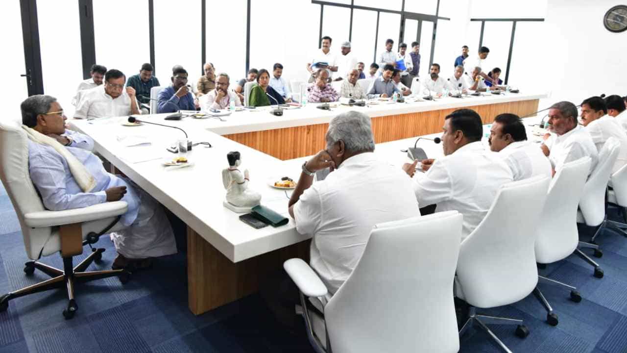 ಹಾಲು ಒಕ್ಕೂಟಗಳ ದರ ಏರಿಕೆ ಒತ್ತಡಕ್ಕೆ ಮಣಿಯದ ಸಿಎಂ: ಸಭೆಯಲ್ಲಿ ಸಿದ್ದರಾಮಯ್ಯ ಹೇಳಿದ್ದೇನು? ಹಾಲು ಒಕ್ಕೂಟಗಳ ದರ ಏರಿಕೆ ಒತ್ತಡಕ್ಕೆ ಮಣಿಯದ ಸಿಎಂ: ಸಭೆಯಲ್ಲಿ ಸಿದ್ದರಾಮಯ್ಯ ಹೇಳಿದ್ದೇನು?