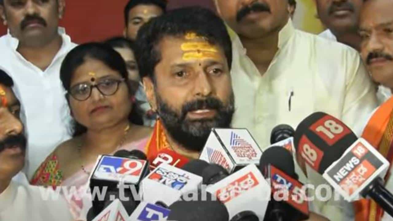 ಪರಿಷತ್ನಲ್ಲಿ ಲಕ್ಷ್ಮಿ ಹೆಬ್ಬಾಳ್ಕರ್ ನಿಂದನೆ ಪ್ರಕರಣ ಒಂದು ಕೆಟ್ಟ ಘಳಿಗೆ ಎಂದ ಎಮ್ಮೆಲ್ಸಿ ಸಿಟಿ ರವಿ ಪರಿಷತ್ನಲ್ಲಿ ಲಕ್ಷ್ಮಿ ಹೆಬ್ಬಾಳ್ಕರ್ ನಿಂದನೆ ಪ್ರಕರಣ ಒಂದು ಕೆಟ್ಟ ಘಳಿಗೆ ಎಂದ ಎಮ್ಮೆಲ್ಸಿ ಸಿಟಿ ರವಿ