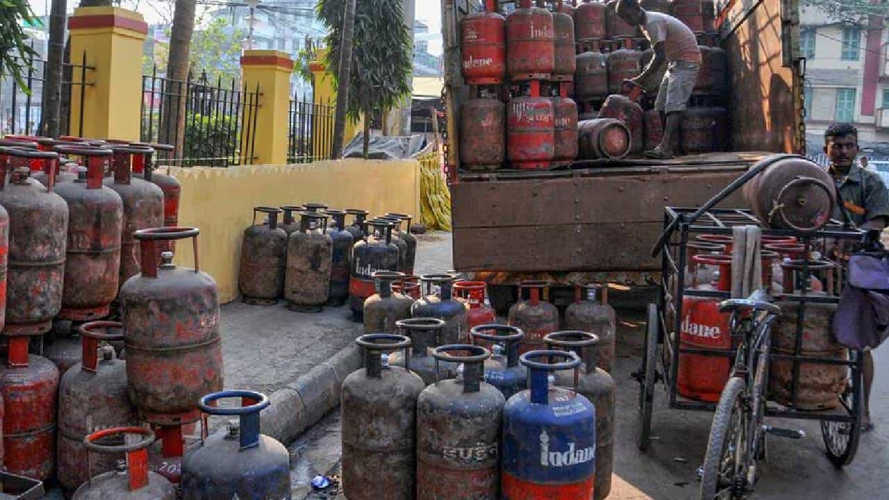 LPG Price Hike: ವಾಣಿಜ್ಯ ಬಳಕೆಯ 19 ಕೆಜಿ ಸಿಲಿಂಡರ್​ ದರ ಏರಿಕೆ, ಎಲ್ಲೆಲ್ಲಿ ಎಷ್ಟು ಬೆಲೆ ಇಲ್ಲಿದೆ ಮಾಹಿತಿ