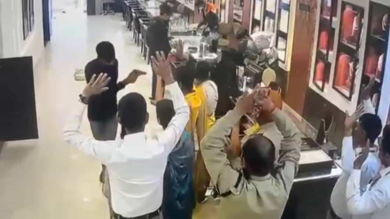 ಬಿಹಾರದಲ್ಲಿ ಹಾಡಹಗಲೇ ಚಿನ್ನಭರಣ ಶಾಪ್ ಲೂಟಿ: 25 ಕೋಟಿಗೂ ಅಧಿಕ ಬೆಲೆಯ ಆಭರಣಗಳು ದರೋಡೆ ಬಿಹಾರದಲ್ಲಿ ಹಾಡಹಗಲೇ ಚಿನ್ನಭರಣ ಶಾಪ್ ಲೂಟಿ: 25 ಕೋಟಿಗೂ ಅಧಿಕ ಬೆಲೆಯ ಆಭರಣಗಳು ದರೋಡೆ