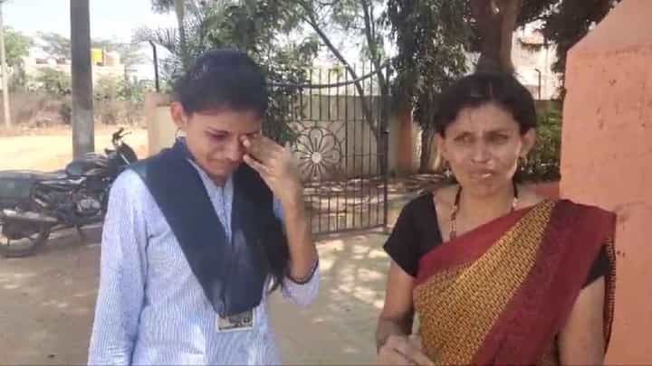 ಹೆಚ್ಚುವರಿ ಉತ್ತರ ಪತ್ರಿಕೆ ನೀಡದ ಮೇಲ್ವಿಚಾರಕ: ಪರೀಕ್ಷೆ ಬಳಿಕ ವಿದ್ಯಾರ್ಥಿನಿ-ತಾಯಿ ಕಣ್ಣೀರು ಹೆಚ್ಚುವರಿ ಉತ್ತರ ಪತ್ರಿಕೆ ನೀಡದ ಮೇಲ್ವಿಚಾರಕ: ಪರೀಕ್ಷೆ ಬಳಿಕ ವಿದ್ಯಾರ್ಥಿನಿ-ತಾಯಿ ಕಣ್ಣೀರು