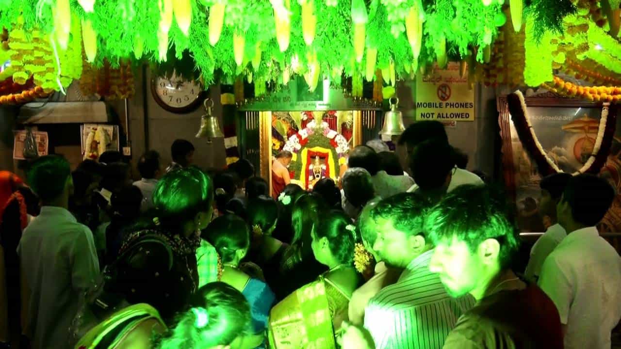 ಬೆಂಗಳೂರು ಗ್ರಾಮಾಂತರ ಜಿಲ್ಲೆ ದೊಡ್ಡಬಳ್ಳಾಪುರ ತಾಲೂಕಿನ ಇತಿಹಾಸ ಪ್ರಸಿದ್ಧ ಮದುರೆ ಶ್ರೀ ಶನಿಮಹಾತ್ಮ ದೇವಸ್ಥಾನದ ರಥೋತ್ಸವ ಜರುಗಿತು. ಕನಸವಾಡಿಯ ಶನಿಮಹಾತ್ಮನ 70 ನೇ ವರ್ಷದ ಜಾತ್ರೆ ಮತ್ತು ಬ್ರಹ್ಮ ರಥೋತ್ಸವವನ್ನ ರವಿವಾರ ಅದ್ದೂರಿಯಾಗಿ ದೇವಾಲಯ ಆಡಳಿತ ಮಂಡಳಿ ಆಯೋಜನೆ ಮಾಡಿತ್ತು. ರಥೋತ್ಸವದ ಹಿನ್ನೆಲೆಯಲ್ಲಿ ಶನಿ ದೇವರಿಗೆ ವಿಶೇಷ ಅಲಂಕಾರ ಮಾಡಲಾಗಿತ್ತು. ಸರದಿ ಸಾಲಿನಲ್ಲಿ ನಿಂತು ದೇವರ ದರ್ಶನ ಪಡೆದು ಭಕ್ತರು ಪುನಿತರಾದರು.