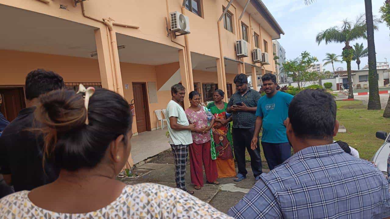 ಉದ್ಯೋಗ ಅರಸಿ ಮಧ್ಯ ಆಫ್ರಿಕಾಕ್ಕೆ ತೆರಳಿರುವ ಕರ್ನಾಟಕದ ನಾಟಿ ವೈದ್ಯರು ಸಂಕಷ್ಟದಲ್ಲಿ, ಬಂಧನ? ಉದ್ಯೋಗ ಅರಸಿ ಮಧ್ಯ ಆಫ್ರಿಕಾಕ್ಕೆ ತೆರಳಿರುವ ಕರ್ನಾಟಕದ ನಾಟಿ ವೈದ್ಯರು ಸಂಕಷ್ಟದಲ್ಲಿ, ಬಂಧನ?