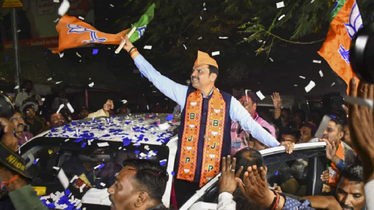 ನಾಗ್ಪುರ ಹಿಂಸಾಚಾರದ ಗಲಭೆಕೋರರಿಂದ ಹಾನಿಯ ವೆಚ್ಚ ವಸೂಲಿ; ಮಹಾರಾಷ್ಟ್ರ ಸಿಎಂ ಫಡ್ನವೀಸ್ ಪ್ರತಿಜ್ಞೆ ನಾಗ್ಪುರ ಹಿಂಸಾಚಾರದ ಗಲಭೆಕೋರರಿಂದ ಹಾನಿಯ ವೆಚ್ಚ ವಸೂಲಿ; ಮಹಾರಾಷ್ಟ್ರ ಸಿಎಂ ಫಡ್ನವೀಸ್ ಪ್ರತಿಜ್ಞೆ