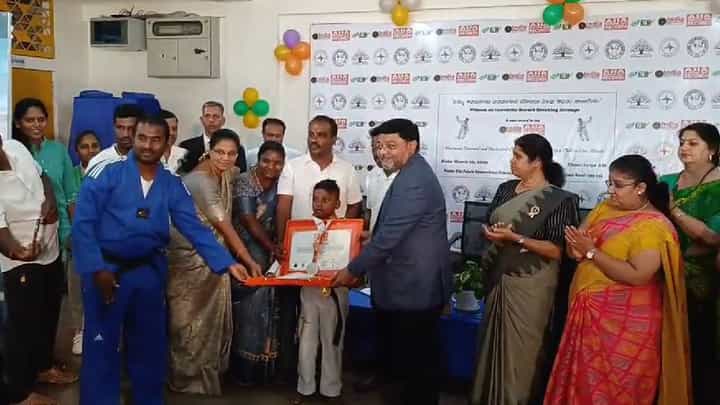 ಹೊಸಕೋಟೆ: ಕರಾಟೆಯಲ್ಲಿ ಪುಟ್ಟ ಹುಡುಗನ ಅದ್ಭುತ ಸಾಧನೆ, ಏಷ್ಯಾ ಬುಕ್ ಆಫ್ಗೆ ಸೇರ್ಪಡೆ ಹೊಸಕೋಟೆ: ಕರಾಟೆಯಲ್ಲಿ ಪುಟ್ಟ ಹುಡುಗನ ಅದ್ಭುತ ಸಾಧನೆ, ಏಷ್ಯಾ ಬುಕ್ ಆಫ್ಗೆ ಸೇರ್ಪಡೆ