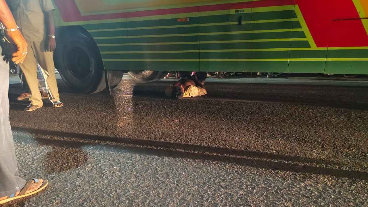 ಮಟ ಮಟ ಮಧ್ಯಾಹ್ನ ಫುಲ್ ಟೈಟ್​ ಆಗಿ ಬಂದು ಬಸ್ ಕೆಳಗೆ ಮಲಗಿದ ಕುಡುಕ, ಮುಂದೇನಾಯ್ತು..?