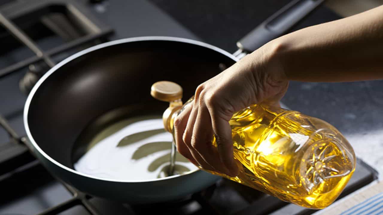 Kitchen Hacks :ಅಡುಗೆಗೆ ಬಳಸುವ ಎಣ್ಣೆ ಕಲಬೆರಕೆಯುಕ್ತವೇ? ಪತ್ತೆ ಹಚ್ಚಲು ಇಲ್ಲಿದೆ ಸುಲಭ ವಿಧಾನ