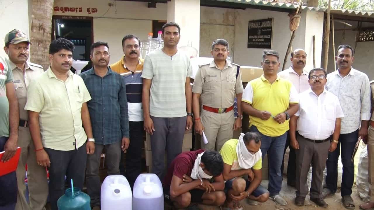 ಹುಬ್ಬಳ್ಳಿ: ತೋಟದ ಮನೆಯಲ್ಲಿ ನಕಲಿ ಗೋವಾ ಮದ್ಯ ತಯಾರಿ ದಂಧೆ, ಅಬಕಾರಿ ಬಲೆಗೆ ಬಿದ್ದ ಗ್ಯಾಂಗ್ ಹುಬ್ಬಳ್ಳಿ: ತೋಟದ ಮನೆಯಲ್ಲಿ ನಕಲಿ ಗೋವಾ ಮದ್ಯ ತಯಾರಿ ದಂಧೆ, ಅಬಕಾರಿ ಬಲೆಗೆ ಬಿದ್ದ ಗ್ಯಾಂಗ್
