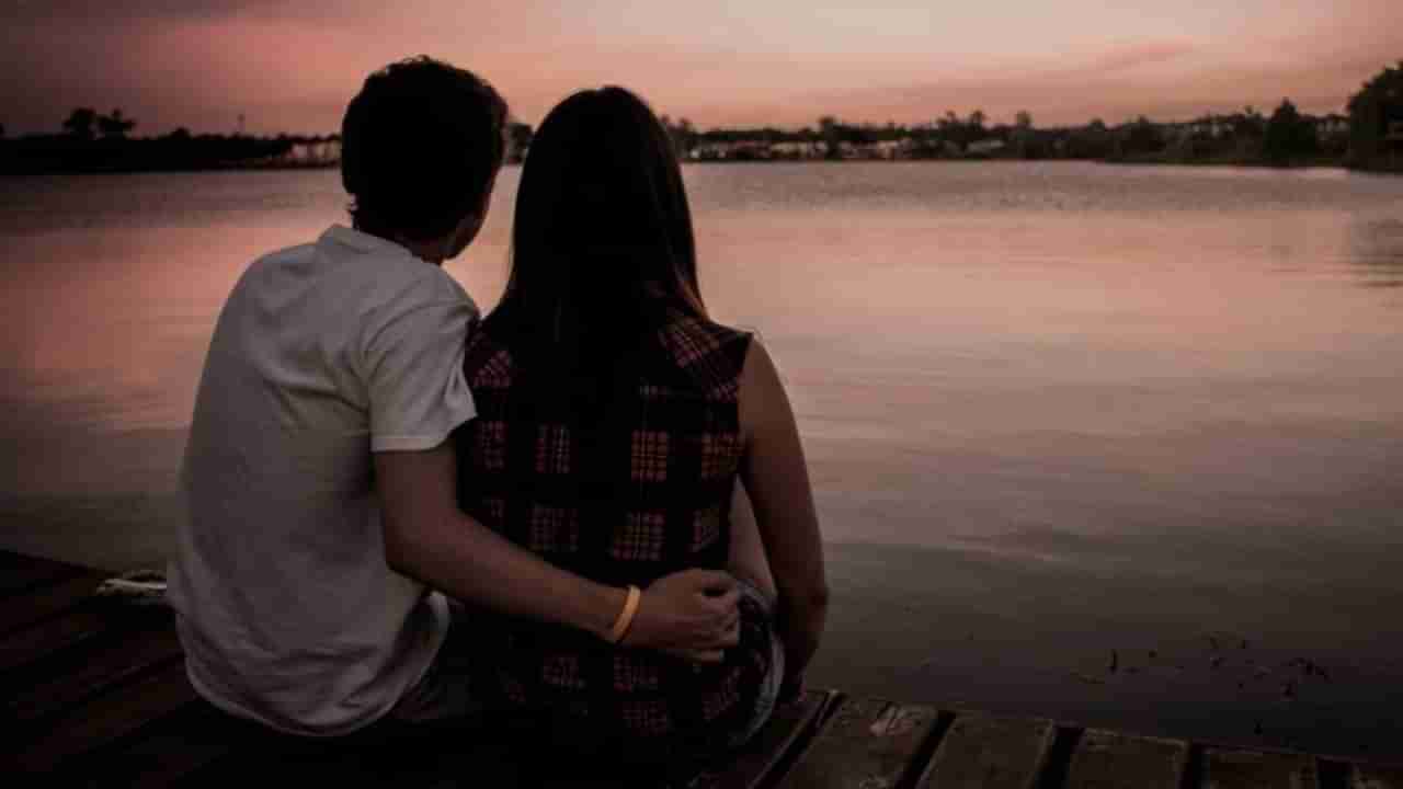 Viral: ಸಿಂಗಲ್ಸ್ಗಳೇ ಎಚ್ಚರ; ಶುರವಾಗಿದೆ ಫ್ಲಡ್ಲೈಟಿಂಗ್ ಡೇಟಿಂಗ್ ಟ್ರೆಂಡ್, ಏನಿದು ಹೊಸ ಟಾಕ್ಸಿಕ್ ರಿಲೇಷನ್ಶಿಪ್?