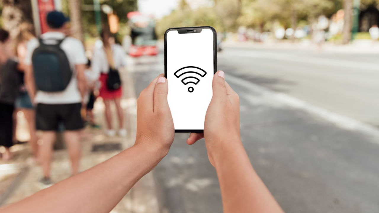Free Wi-fi: ಬಿಟ್ಟಿ ಸಿಕ್ಕಿತೆಂದು ಉಚಿತ ವೈಫೈ ಬಳಸುವ ಮುನ್ನ ಎಚ್ಚರ! ಏನೆಲ್ಲ ಅಪಾಯ ಇದೆ ನೋಡಿ Free Wi-fi: ಬಿಟ್ಟಿ ಸಿಕ್ಕಿತೆಂದು ಉಚಿತ ವೈಫೈ ಬಳಸುವ ಮುನ್ನ ಎಚ್ಚರ! ಏನೆಲ್ಲ ಅಪಾಯ ಇದೆ ನೋಡಿ