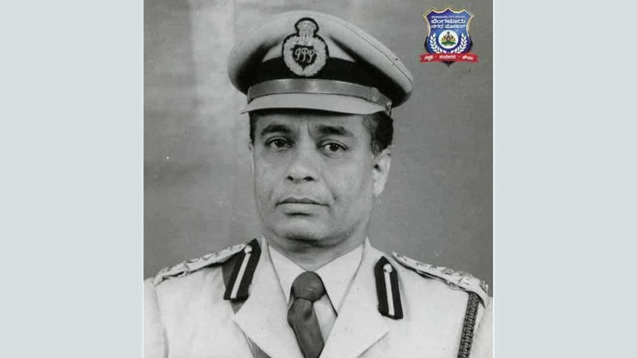 ಬೆಂಗಳೂರಿನ ಮೊದಲ ಟ್ರಾಫಿಕ್ ಸಿಗ್ನಲ್ ಅಳವಡಿಸಿದ್ದ, ನಿವೃತ್ತ ಪೊಲೀಸ್ ಮಹಾನಿರ್ದೇಶಕ ಬಿಎನ್ ಗರುಡಾಚಾರ್ ವಿಧಿವಶ ಬೆಂಗಳೂರಿನ ಮೊದಲ ಟ್ರಾಫಿಕ್ ಸಿಗ್ನಲ್ ಅಳವಡಿಸಿದ್ದ, ನಿವೃತ್ತ ಪೊಲೀಸ್ ಮಹಾನಿರ್ದೇಶಕ ಬಿಎನ್ ಗರುಡಾಚಾರ್ ವಿಧಿವಶ