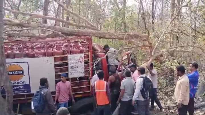 ಆಲೂರು: ಗ್ಯಾಸ್ ಸಿಲಿಂಡರ್ ತುಂಬಿದ್ದ ಲಾರಿ ಬ್ರೇಕ್ ಫೇಲ್ ಆಗಿ ಮರಕ್ಕೆ ಡಿಕ್ಕಿ, ತಪ್ಪಿದ ಬಾರಿ ಅನಾಹುತ ಆಲೂರು: ಗ್ಯಾಸ್ ಸಿಲಿಂಡರ್ ತುಂಬಿದ್ದ ಲಾರಿ ಬ್ರೇಕ್ ಫೇಲ್ ಆಗಿ ಮರಕ್ಕೆ ಡಿಕ್ಕಿ, ತಪ್ಪಿದ ಬಾರಿ ಅನಾಹುತ