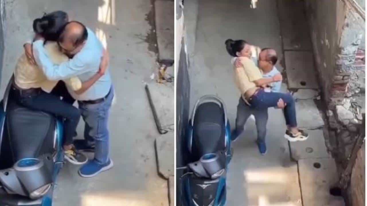 Viral Video: ಮಗಳ ವಯಸ್ಸಿನ ಹುಡುಗಿ ಜತೆ ರಸ್ತೆಯಲ್ಲಿ ವ್ಯಕ್ತಿಯ ರೊಮ್ಯಾನ್ಸ್, ಜನರು ಮಾಡಿದ್ದೇನು ನೋಡಿ Viral Video: ಮಗಳ ವಯಸ್ಸಿನ ಹುಡುಗಿ ಜತೆ ರಸ್ತೆಯಲ್ಲಿ ವ್ಯಕ್ತಿಯ ರೊಮ್ಯಾನ್ಸ್, ಜನರು ಮಾಡಿದ್ದೇನು ನೋಡಿ