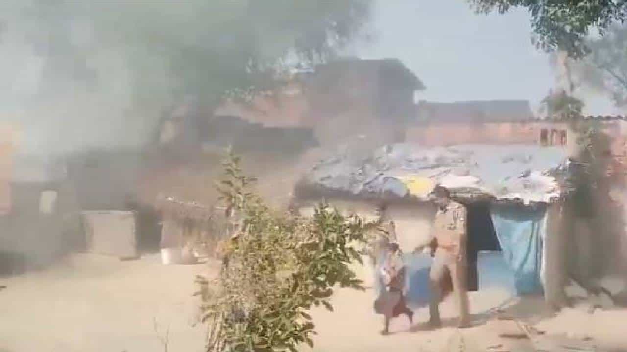 Viral Video: ಪಕ್ಕದ ಮನೆಗೆ ಬೆಂಕಿ, ತನ್ನ ಮನೆಯನ್ನು ಆವರಿಸಿಕೊಳ್ಳುವ ಸಮಯದಲ್ಲಿ ಗುಡಿಸಲಿಗೆ ಓಡಿದ ಬಾಲಕಿ Viral Video: ಪಕ್ಕದ ಮನೆಗೆ ಬೆಂಕಿ, ತನ್ನ ಮನೆಯನ್ನು ಆವರಿಸಿಕೊಳ್ಳುವ ಸಮಯದಲ್ಲಿ ಗುಡಿಸಲಿಗೆ ಓಡಿದ ಬಾಲಕಿ