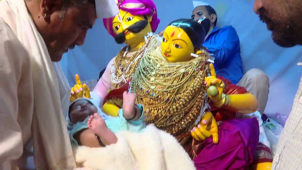 ಗದಗ ನಗರಕ್ಕೆ ಇನ್ನೂ ರೈಲ್ವೆ ಮಾರ್ಗ ನಿರ್ಮಾಣ ವಾಗದಿದ್ದ ಕಾಲದಲ್ಲೇ ಕೊಪ್ಪಳ ಜಿಲ್ಲೆಯ ಕಿನ್ನಾಳ ಕಲಾವಿದರಿಂದ ಈ ಉತ್ಸವ ಮೂರ್ತಿಗಳನ್ನು ಮಾಡಿಸಿಕೊಂಡು ತರಲಾಗಿದೆ. ಒಟ್ಟಿನಲ್ಲಿ ಗದಗ ನಗರದ ಕಿಲ್ಲಾ ಓಣಿಯ ರತಿ-ಕಾಮಣ್ಣರು ಅಪರೂಪದಲ್ಲೆ ಬಲು ಅಪರೂಪ. ವಿಶಿಷ್ಠ ಆಚರಣೆ ಮೂಲಕ ನೂರಾರು ವರ್ಷದ ಸಂಪ್ರದಾಯ ಮುಂದುವರೆದಿದ್ದು ಮಾತ್ರ ವಿಶೇಷ.