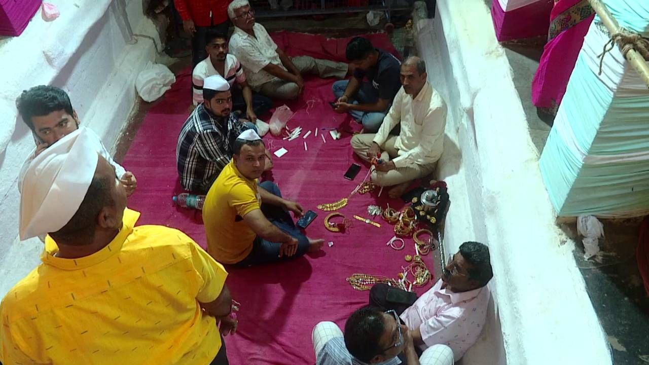 ಈ ಬಂಗಾರದ ಆಭರಣಗಳನ್ನು ಭಕ್ತರು ಸ್ವಯಂ ಪ್ರೇರಣೆಯಿಂದಲೇ ತಂದು ಕೊಡುತ್ತಾರೆ. ಆಭರಣಗಳ ಮೇಲೆ ಅವರ ಹೆಸರಿನ ಚೀಟಿ ಬರೆದು ರತಿಯ ಮೈಮೇಲೆ ಹಾಕಲಾಗುತ್ತದೆ. ರಂಗ ಪಂಚಮಿಯ ದಿನ ರಾತ್ರಿ ಉತ್ಸವ ಮೂರ್ತಿಗಳ ಮೆರವಣಿಗೆ ಮುಗಿದ ಮೇಲೆ ಕಾರ್ಯಕ್ರಮ ಮುಕ್ತಾಯಗೊಳ್ಳುತ್ತದೆ.