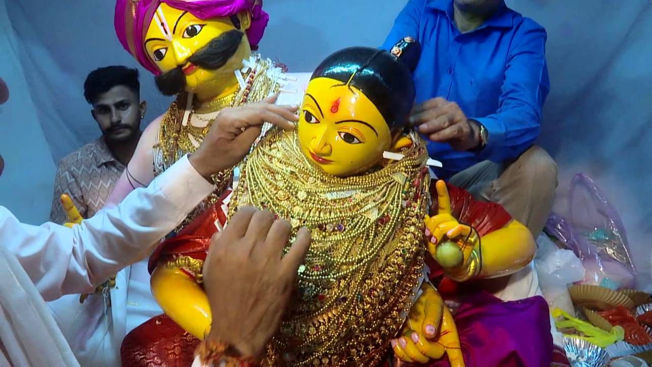 ಭಕ್ತರು ಯಾವುದೇ ಭಯವಿಲ್ಲದ ರಂಗ ಪಂಚಮಿಯ ಹಿಂದಿನ ದಿನ ಮನೆಯಲ್ಲಿದ್ದ ಚಿನ್ನಾಭರಣವನ್ನು ರತಿ-ಕಾಮಣ್ಣನ ಮೈಮೇಲೆ ಹಾಕುತ್ತಾರೆ. ಅಂದಾಜು 25 ಕೆಜಿಯಷ್ಟು ಬಂಗಾರದ ಆಭರಣಗಳನ್ನು ಹಾಕಿ ಶೃಂಗರಿಸಲಾಗುತ್ತದೆ. ಕಾಮನ ಮೈಮೇಲೆಯೂ ಪುರುಷರು ಧರಿಸುವ ಕೆಲವು ಆಭರಣಗಳನ್ನು ಹಾಕಿ ಶೃಂಗಾರ ಮಾಡಲಾಗುತ್ತದೆ.