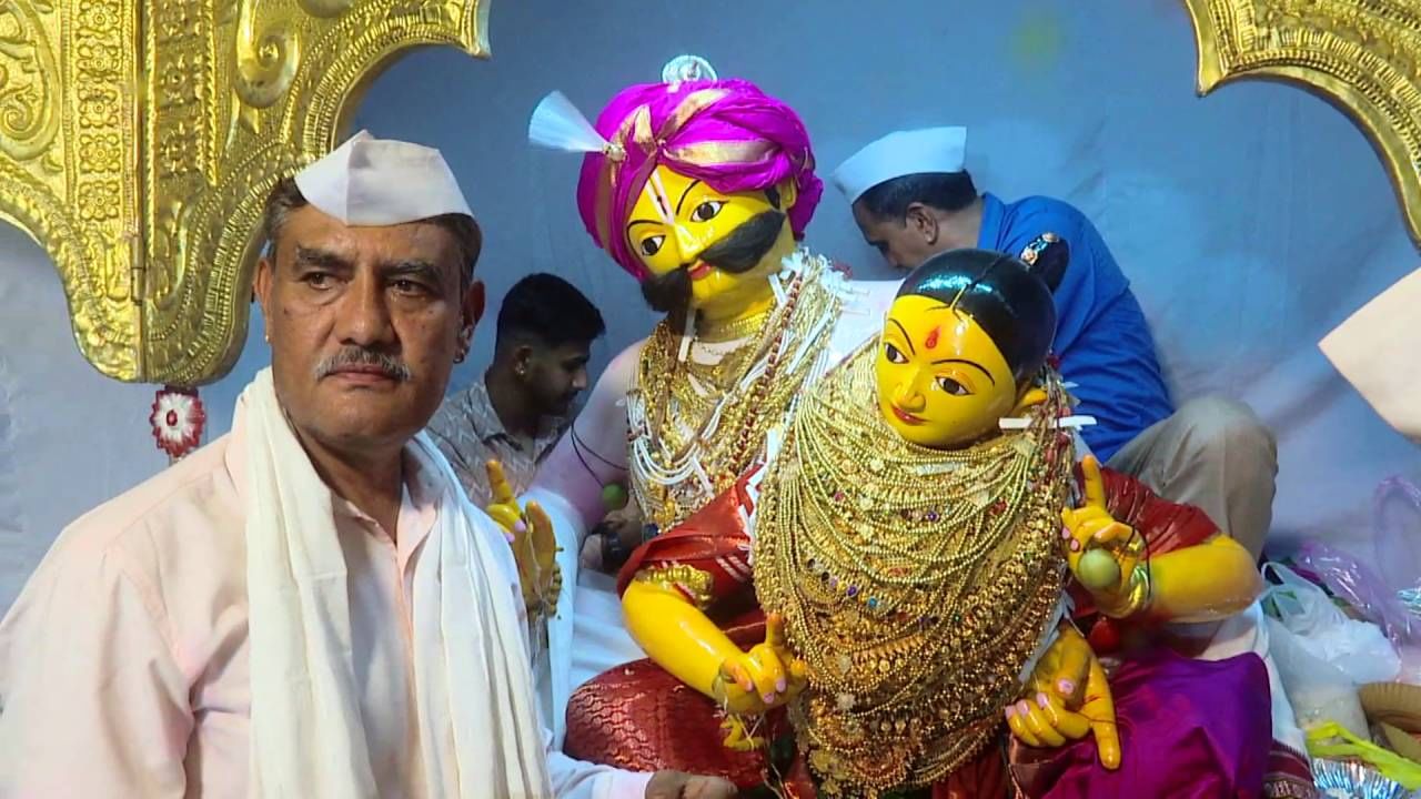 ಸುಮಾರು 159 ವರ್ಷಗಳಿಂದ ಇಲ್ಲಿ ಕಾಮರತಿಯರ ಉತ್ಸವ ಮೂರ್ತಿಗಳನ್ನು ಹೋಳಿ ಹುಣ್ಣಿಮೆಯ ದಿನ ಪ್ರತಿಷ್ಠಾಪಿಸಲಾಗುತ್ತಿದೆ. ರಂಗಪಂಚಮಿ ಹಿಂದಿನ ದಿನ ಕಾಮ-ರತಿಯರಲ್ಲಿ ಭಕ್ತರು ತಮ್ಮ ಬೇಡಿಕೆ ಈಡೇರಿಸುವಂತೆ ಪ್ರಾರ್ಥಿಸುತ್ತಾರೆ. ಯುವತಿಯರು ಕಾಮನ ಕೈಗೆ ಅರಿಷಿಣದ ತುಂಡಿನಿಂದ ಕಂಕಣಕಟ್ಟಿ ಕಂಕಣ ಭಾಗ್ಯ ಕರುಣಿಸೆಂದು ಬೇಡಿಕೊಂಡರೇ, ಸಂತಾನ ಭಾಗ್ಯಕ್ಕಾಗಿ ಮಹಿಳೆಯರು ರತಿಗೆ ಉಡಿ ತುಂಬಿ ಚಿನ್ನಾಭರಣಗಳಿಂದ ಶೃಂಗರಿಸಿ ಬೇಡಿಕೊಳ್ಳುತ್ತಾರೆ.