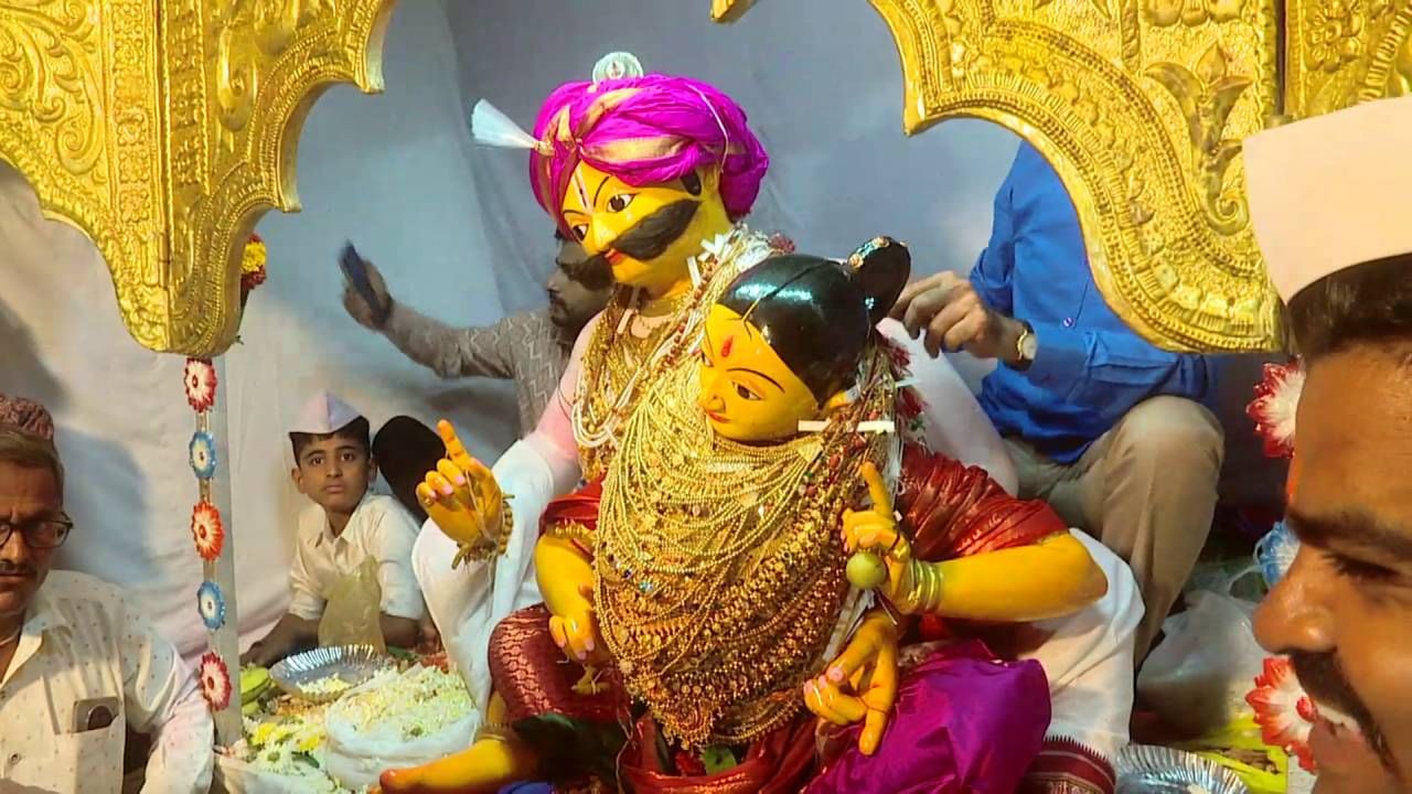 ಗದಗ ನಗರದ ಕಿಲ್ಲಾ ಓಣಿಯಲ್ಲಿನ ಐತಿಹಾಸಿಕ ತ್ರಿಕೂಟೇಶ್ವರ ದೇವಾಲಯದ ಉತ್ತರ ಮಹಾದ್ವಾರದಲ್ಲಿ ರತಿ-ಕಾಮಣ್ಣರ ಹಬ್ಬ ಸಡಗರದಿಂದ ಆಚರಿಸ್ತಾರೆ. ಹೋಳಿ ಹುಣ್ಣಿಮೆ ಸಮಯದಲ್ಲಿ ಪ್ರತಿಷ್ಠಾಪನೆಗೊಂಡಿರುವ ಕಾಮಣ್ಣ-ರತಿಯರ ಶೃಂಗಾರ ನೋಡುವುದೆ ಕಣ್ಣಿಗೆ ಹಬ್ಬ. ಇದು ರಾಜ್ಯದಲ್ಲೇ ಪ್ರಸಿದ್ದಿ ಹೊಂದಿದೆ.