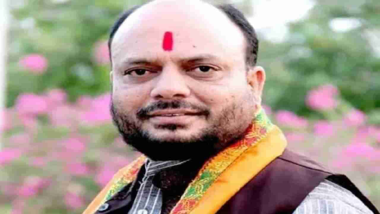 ಮಹಾರಾಷ್ಟ್ರ: ಮಹಿಳೆಯರು ಬ್ಯಾಗ್​ನಲ್ಲಿ ಲಿಪ್​ಸ್ಟಿಕ್​ ಜತೆಗೆ ಚಾಕು, ಮೆಣಸಿನ ಪುಡಿ ಇಟ್ಟುಕೊಂಡಿರಬೇಕು