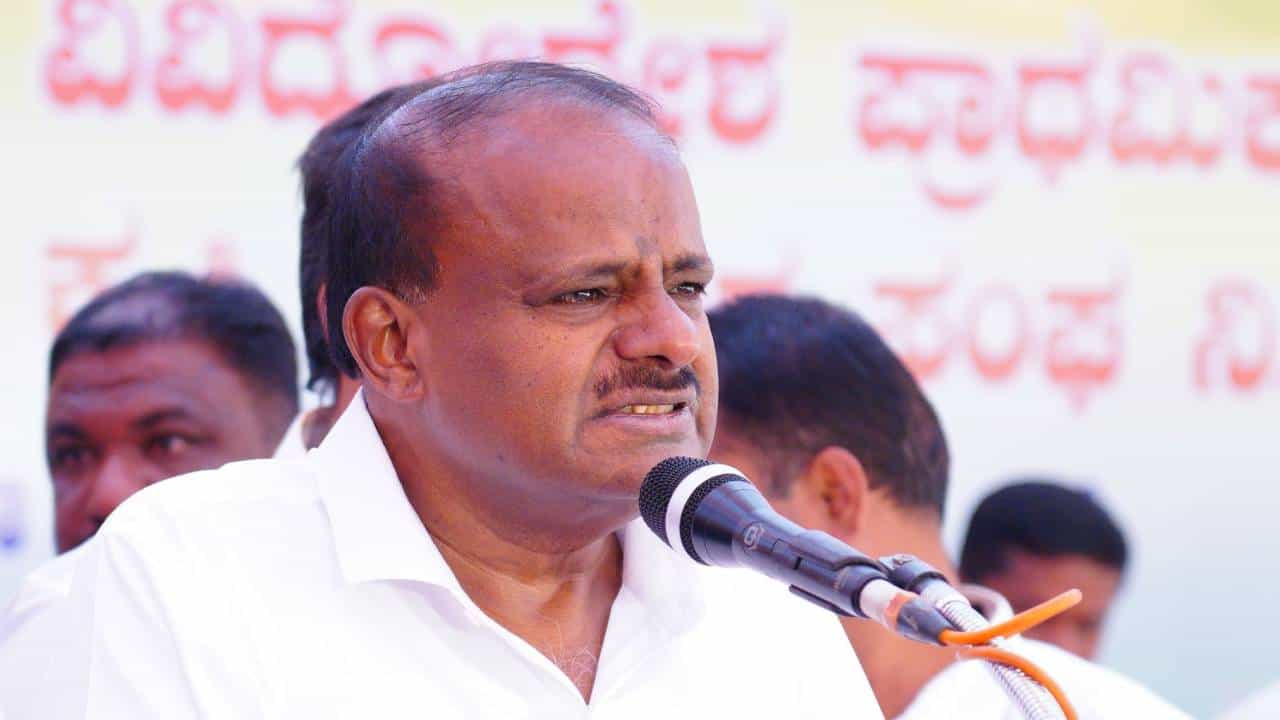 ಕಾನೂನು ಬಾಹಿರವಾಗಿ ಭೂಮಿ ಇದ್ರೆ ವಶಪಡಿಸಿಕೊಳ್ಳಿ, ಹಾಗೇ ನನ್ನ ಜಮೀನು ಹುಡುಕಿಕೊಡಿ: ಸರ್ಕಾರಕ್ಕೆ ಕುಮಾರಸ್ವಾಮಿ ಪತ್ರ ಕಾನೂನು ಬಾಹಿರವಾಗಿ ಭೂಮಿ ಇದ್ರೆ ವಶಪಡಿಸಿಕೊಳ್ಳಿ, ಹಾಗೇ ನನ್ನ ಜಮೀನು ಹುಡುಕಿಕೊಡಿ: ಸರ್ಕಾರಕ್ಕೆ ಕುಮಾರಸ್ವಾಮಿ ಪತ್ರ