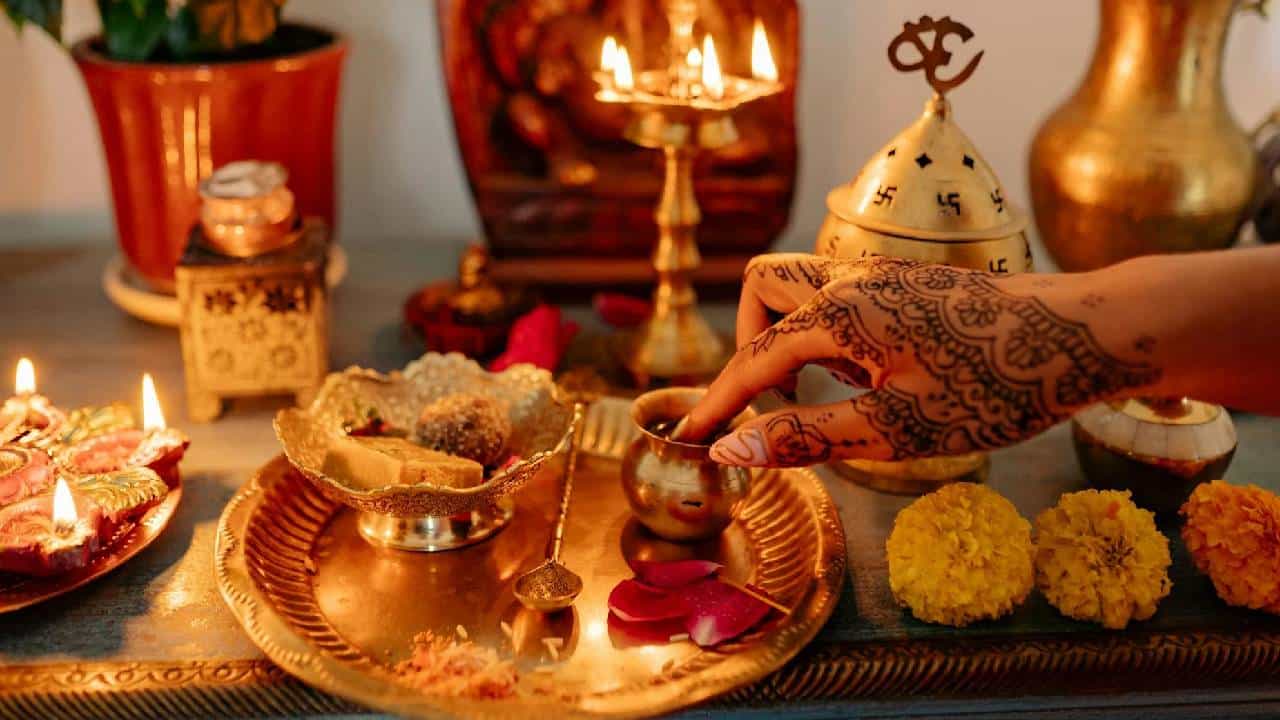 Puja Tips: ಮನೆಯಲ್ಲಿ ದೇವರನ್ನು ಪೂಜಿಸುವಾಗ ಈ ತಪ್ಪುಗಳನ್ನು ಮಾಡಬೇಡಿ