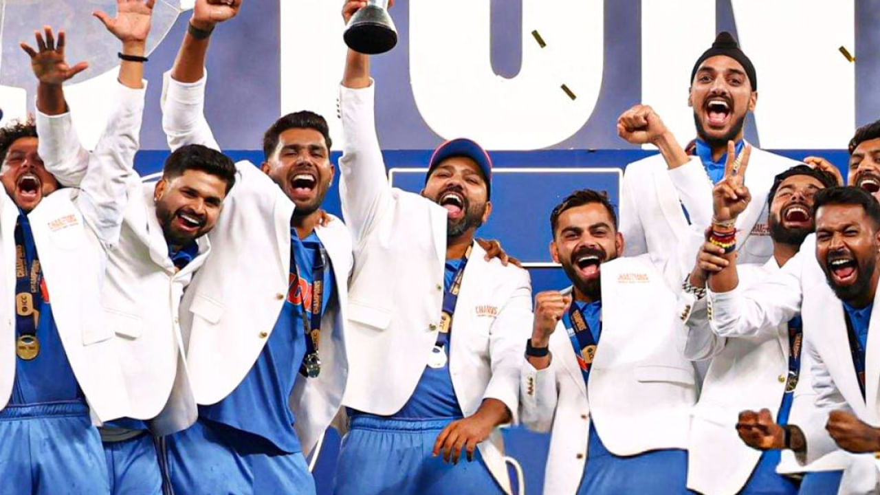 ಭಾರತ 2025 ರ ಚಾಂಪಿಯನ್ಸ್ ಟ್ರೋಫಿಯನ್ನು ಗೆದ್ದಿದೆ. ದುಬೈನಲ್ಲಿ ನಡೆದ ಫೈನಲ್ ಪಂದ್ಯದಲ್ಲಿ ಭಾರತ ತಂಡ ನ್ಯೂಜಿಲೆಂಡ್ ತಂಡವನ್ನು ಸೋಲಿಸಿ ಮೂರನೇ ಬಾರಿಗೆ ಚಾಂಪಿಯನ್ಸ್ ಟ್ರೋಫಿ ಪ್ರಶಸ್ತಿಯನ್ನು ಗೆದ್ದುಕೊಂಡಿತು. ಫೈನಲ್ ಪಂದ್ಯದಲ್ಲಿ ನಾಯಕನ ಇನ್ನಿಂಗ್ಸ್ ಅಡಿದ ರೋಹಿತ್ ಶರ್ಮಾಗೆ ಪಂದ್ಯ ಶ್ರೇಷ್ಠ ಪ್ರಶಸ್ತಿಯೂ ಲಭಿಸಿತು.