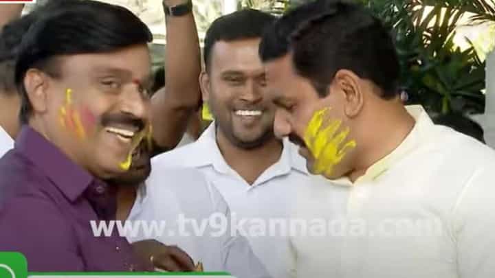 ವಿಧಾನಸೌಧದ ಆವರಣದಲ್ಲಿ ಹೋಳಿ ಹಬ್ಬದ ರಂಗಿನಾಟ ಆಡಿದ ವಿಜಯೇಂದ್ರ ಮತ್ತು ಬಿಜೆಪಿ ಶಾಸಕರು ವಿಧಾನಸೌಧದ ಆವರಣದಲ್ಲಿ ಹೋಳಿ ಹಬ್ಬದ ರಂಗಿನಾಟ ಆಡಿದ ವಿಜಯೇಂದ್ರ ಮತ್ತು ಬಿಜೆಪಿ ಶಾಸಕರು