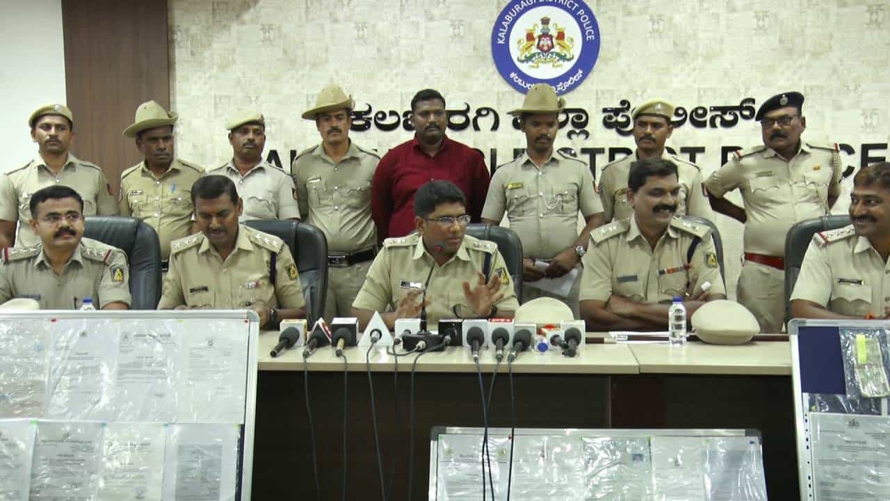 ಕಲಬುರಗಿ: ಓದಿದ್ದು 4ನೇ ತರಗತಿ, ಮಾಡಿದ್ದು 11 ಮಂದಿಗೆ ನಂಬಿಸಿ 14 ಲಕ್ಷ ರೂ. ಪಡೆದು, ವಂಚಿಸಿದ ಆರೋಪಿಗಳು ಕಲಬುರಗಿ: ಓದಿದ್ದು 4ನೇ ತರಗತಿ, ಮಾಡಿದ್ದು 11 ಮಂದಿಗೆ ನಂಬಿಸಿ 14 ಲಕ್ಷ ರೂ. ಪಡೆದು, ವಂಚಿಸಿದ ಆರೋಪಿಗಳು