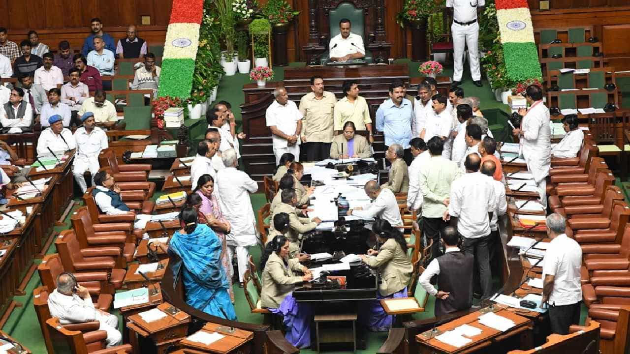 ಸದನದಲ್ಲಿ ಹನಿಟ್ರ್ಯಾಪ್ ಚರ್ಚೆ ವೇಳೆ ಪರಸ್ಪರ ಕಿತ್ತಾಡಿಕೊಂಡ ಬಿಜೆಪಿ ನಾಯಕರು..! ಸದನದಲ್ಲಿ ಹನಿಟ್ರ್ಯಾಪ್ ಚರ್ಚೆ ವೇಳೆ ಪರಸ್ಪರ ಕಿತ್ತಾಡಿಕೊಂಡ ಬಿಜೆಪಿ ನಾಯಕರು..!