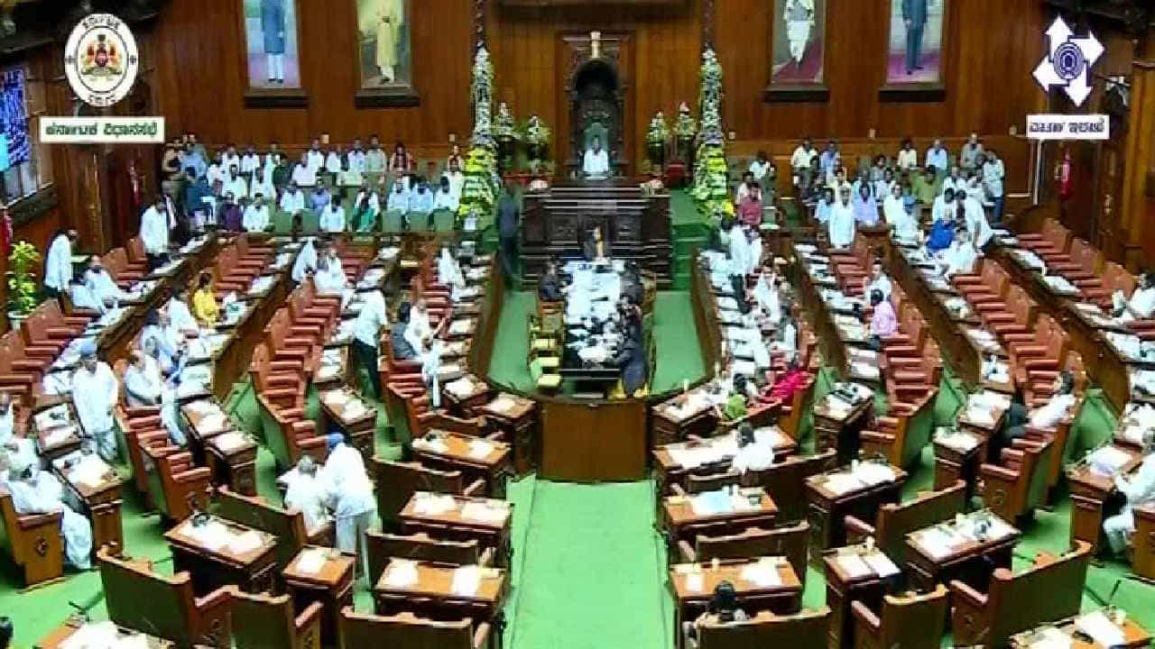 ಗಲಾಟೆ-ಗದ್ದಲ: ವಿಧಾನಸಭೆ ಕಲಾಪದಿಂದ 6 ತಿಂಗಳವರೆಗೆ 18 ಬಿಜೆಪಿ ಸದಸ್ಯರ ಅಮಾನತು ಗಲಾಟೆ-ಗದ್ದಲ: ವಿಧಾನಸಭೆ ಕಲಾಪದಿಂದ 6 ತಿಂಗಳವರೆಗೆ 18 ಬಿಜೆಪಿ ಸದಸ್ಯರ ಅಮಾನತು