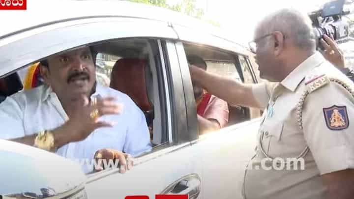 ಕರ್ನಾಟಕ ಬಂದ್: ಪೊಲೀಸರು ಪ್ರತಿಭಟನೆ ನಡೆಸಲು ಅವಕಾಶ ನೀಡುತ್ತಿಲ್ಲವೆಂದ ಕನ್ನಡಪರ ಸಂಘಟನೆಗಳು ಕರ್ನಾಟಕ ಬಂದ್: ಪೊಲೀಸರು ಪ್ರತಿಭಟನೆ ನಡೆಸಲು ಅವಕಾಶ ನೀಡುತ್ತಿಲ್ಲವೆಂದ ಕನ್ನಡಪರ ಸಂಘಟನೆಗಳು