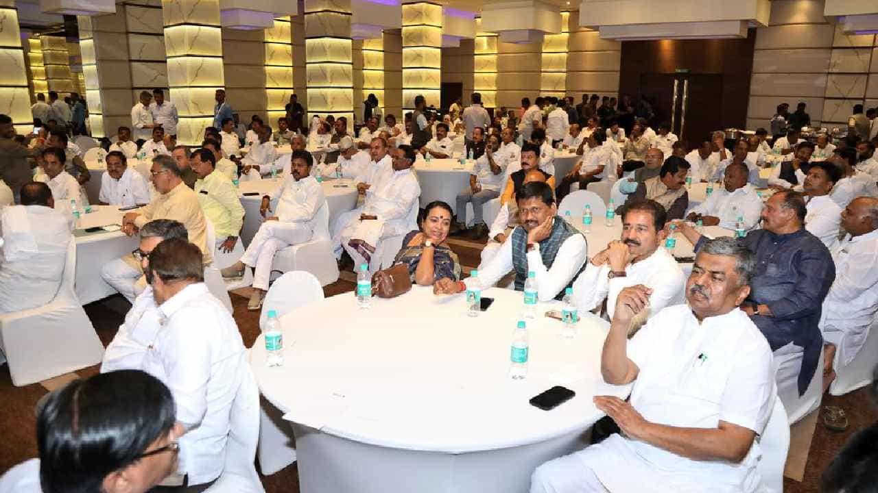 ಕೈ ಶಾಸಕಾಂಗ ಸಭೆಯಲ್ಲಿ ಶಾಸಕರಿಂದ ಆರೋಪಗಳ ಸುರಿಮಳೆ, ಪರಸ್ಪರ ಕಿತ್ತಾಡಿಕೊಂಡ ಸಚಿವದ್ವಯರು..! ಕೈ ಶಾಸಕಾಂಗ ಸಭೆಯಲ್ಲಿ ಶಾಸಕರಿಂದ ಆರೋಪಗಳ ಸುರಿಮಳೆ, ಪರಸ್ಪರ ಕಿತ್ತಾಡಿಕೊಂಡ ಸಚಿವದ್ವಯರು..!