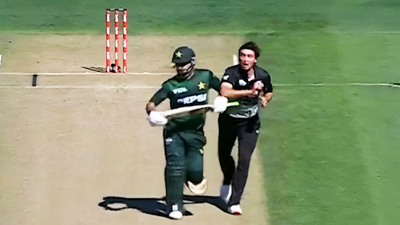 VIDEO: ಭುಜಬಲದ ಪರಾಕ್ರಮ: ಪಾಕ್ ಆಟಗಾರನಿಗೆ ಬಿತ್ತು ದಂಡ..! VIDEO: ಭುಜಬಲದ ಪರಾಕ್ರಮ: ಪಾಕ್ ಆಟಗಾರನಿಗೆ ಬಿತ್ತು ದಂಡ..!